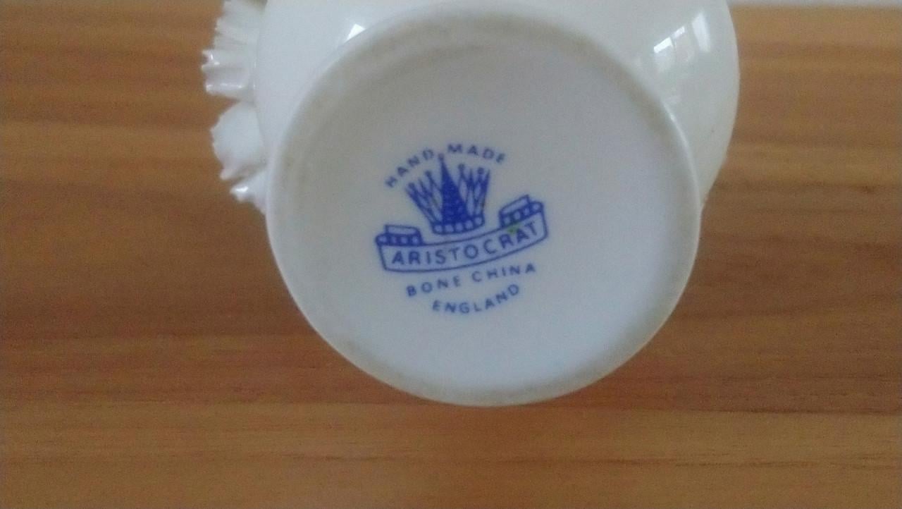 Aristocrat Bone China England miniatuur vaas met bloemen