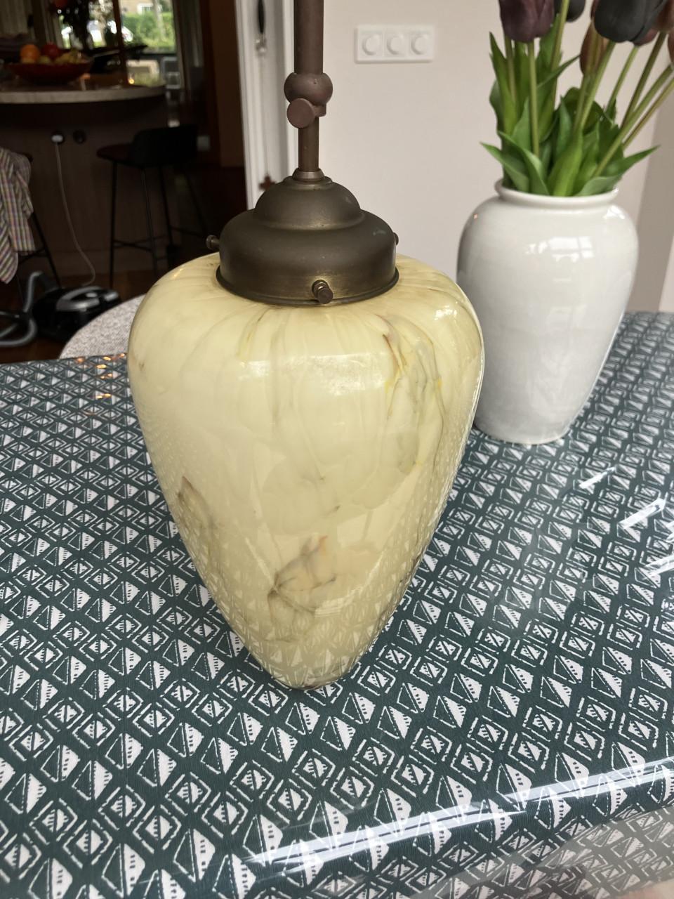 Art deco pendellamp met gemarmerde glazen kap, ca. 1920-1940