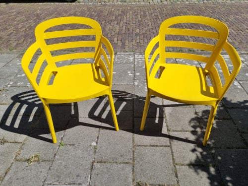 Twee gele tuinstoelen
