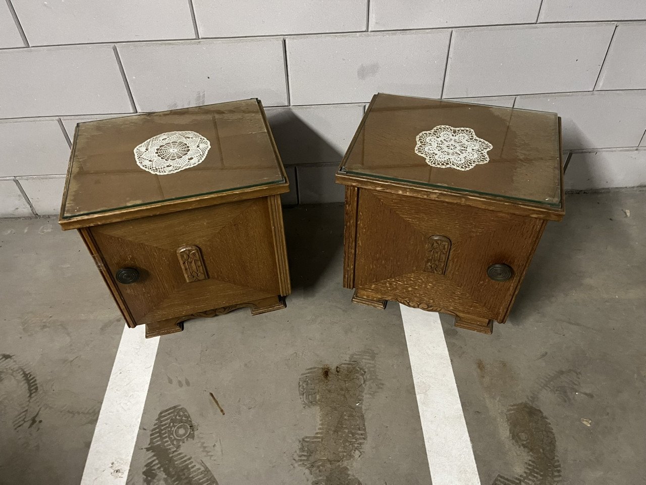 2 Vintage nachtkastjes met glazen plaat