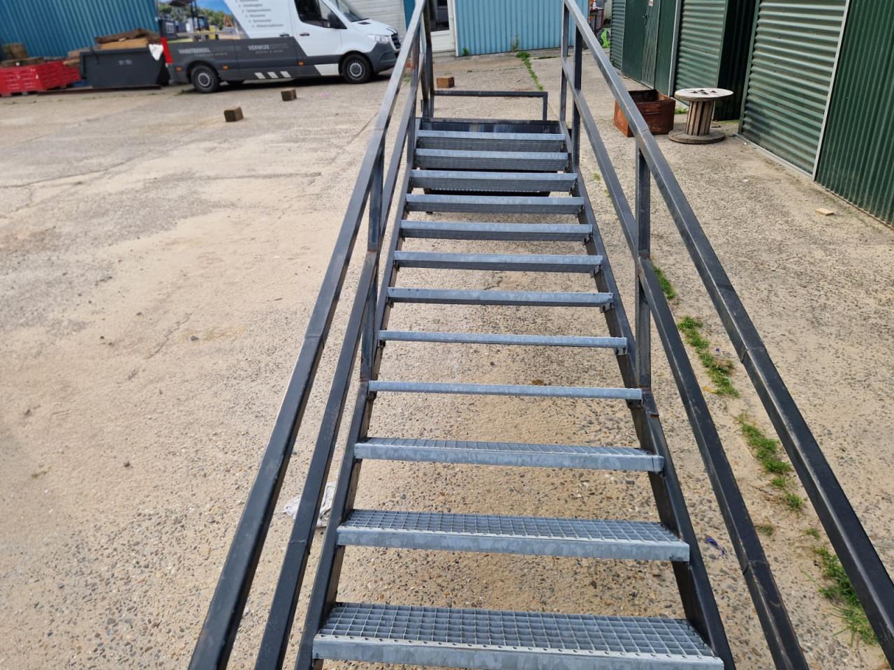 Stalen buitentrap / bordestrap / containertrap 16 treden