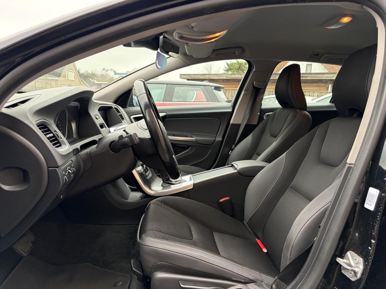 Volvo V60 1.6 T3 Momentum AUTOMAAT / PDC / CT / NAVI / AIRCO/ORG NL 2014