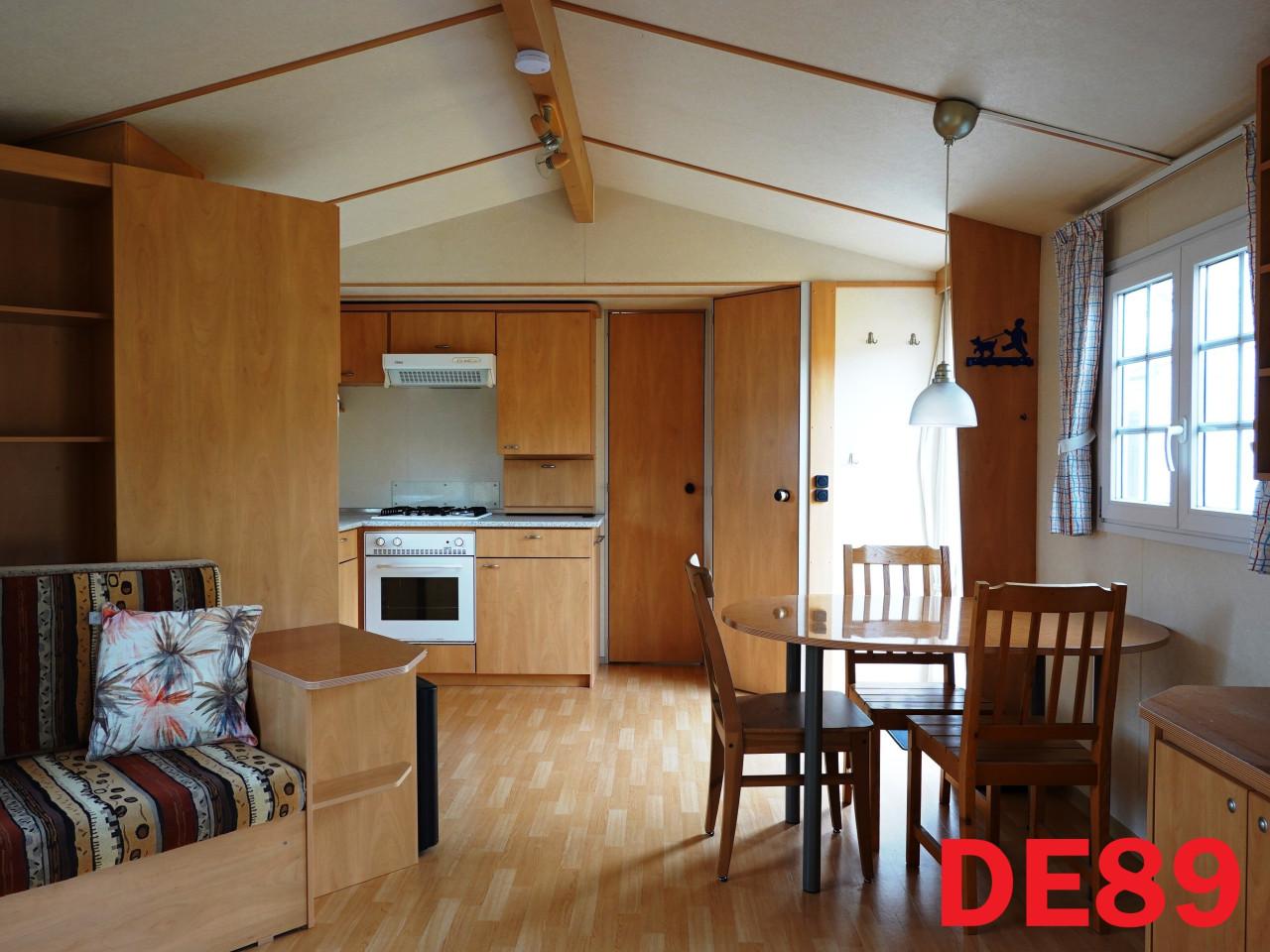 Keurig Bürstner chalet met 2 slaapkamers dubbel glas en middenkamer te koop