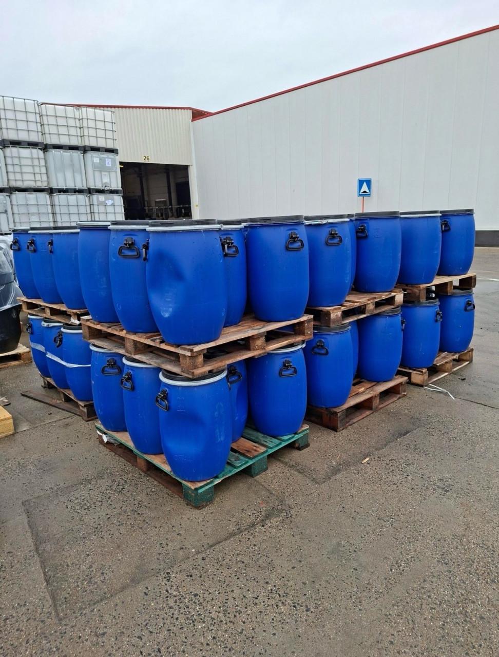 Blauwe kunststof vatten / tonnen 60L met klemdeksel.