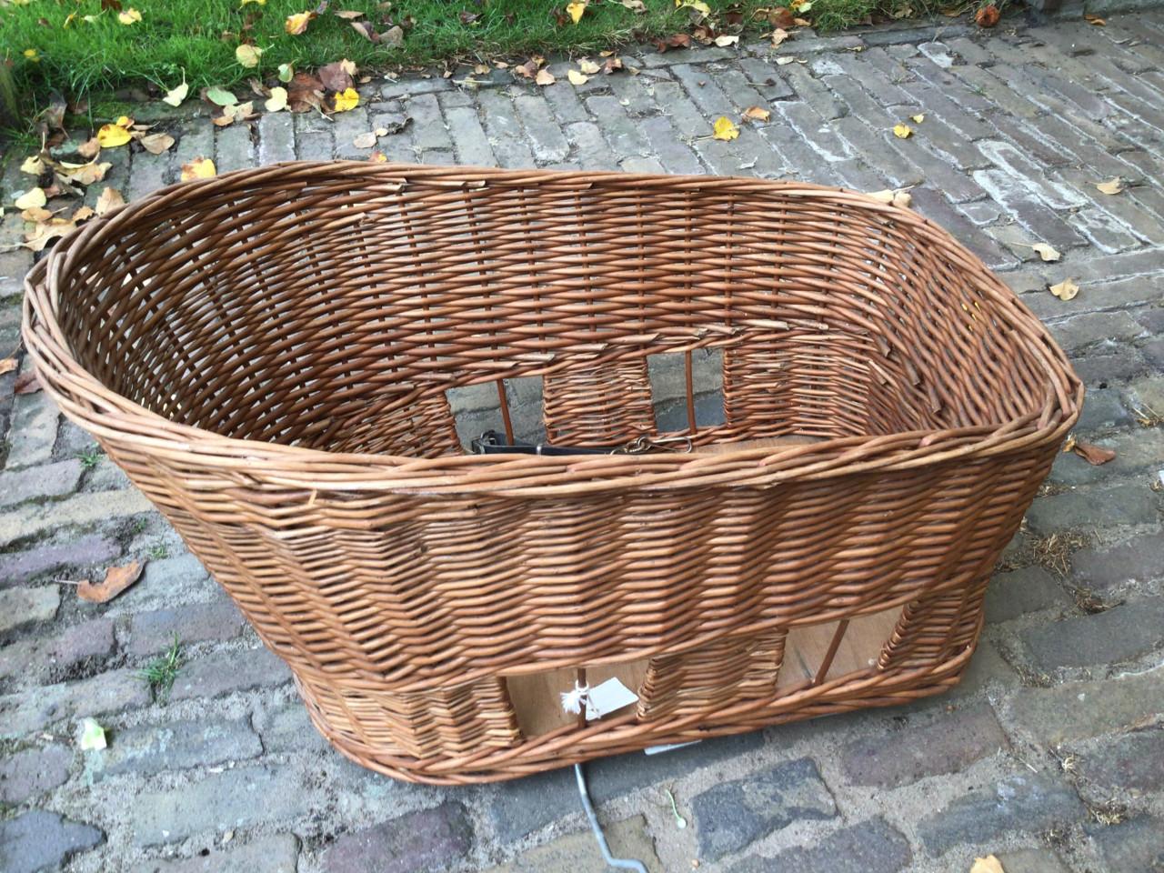 Rieten hondenmand voor op de fiets