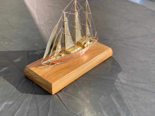 Schitterend handgemaakt model van de Eendracht in koper/messing