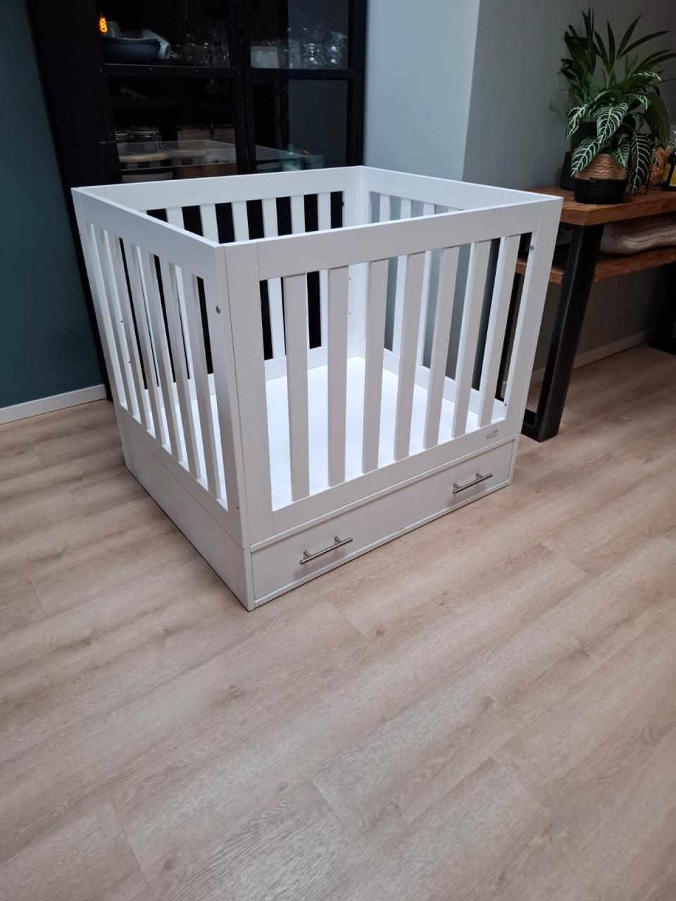 Zeer nette, witte box te koop!