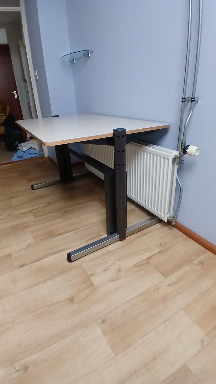 Bureau  buro ruim en handig verstelbaar voor de naaimachine of knutselen
