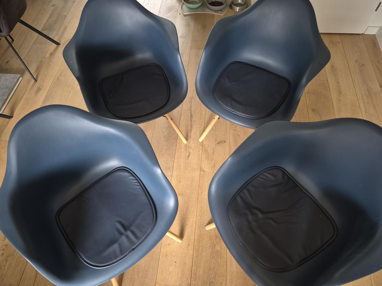 Blauwe eetkamerstoeltjes