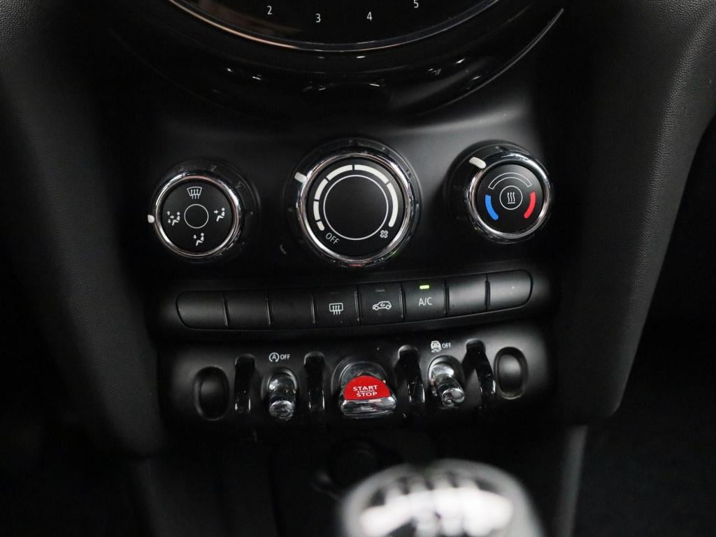 Mini Cooper mini 1.5 essential | navigatie | black pakket | parkeer sensore