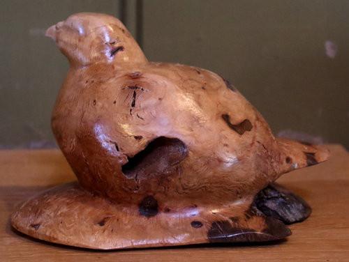Plataanhout gesculpteerde patrijs