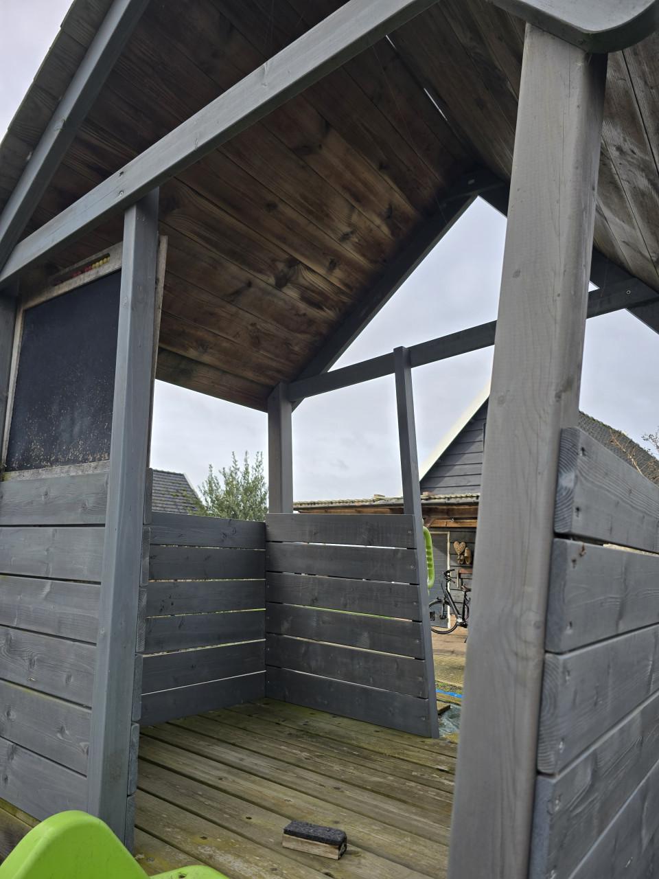 Leuk speelhuisje met glijbaan en zandbak