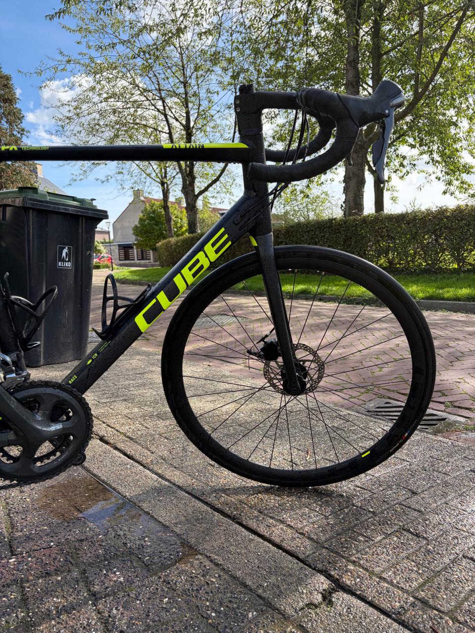 Cube attain racefiets met carbonstuur