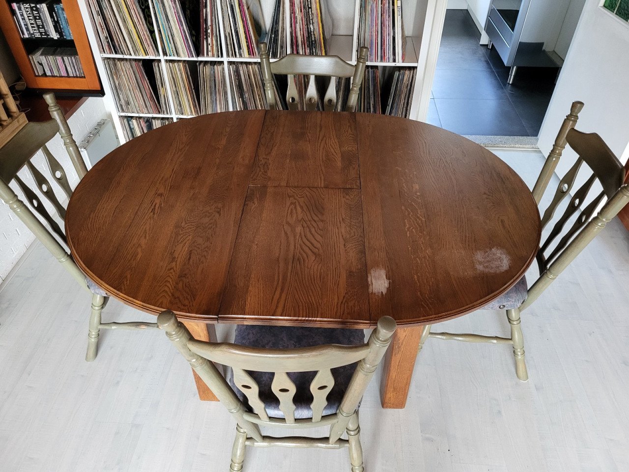 Ronde eiken eettafel met 4 stoelen