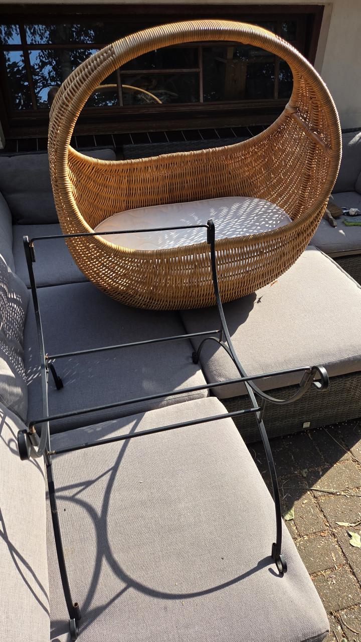 Vintage Wieg Rotan met Matras en Onderstel