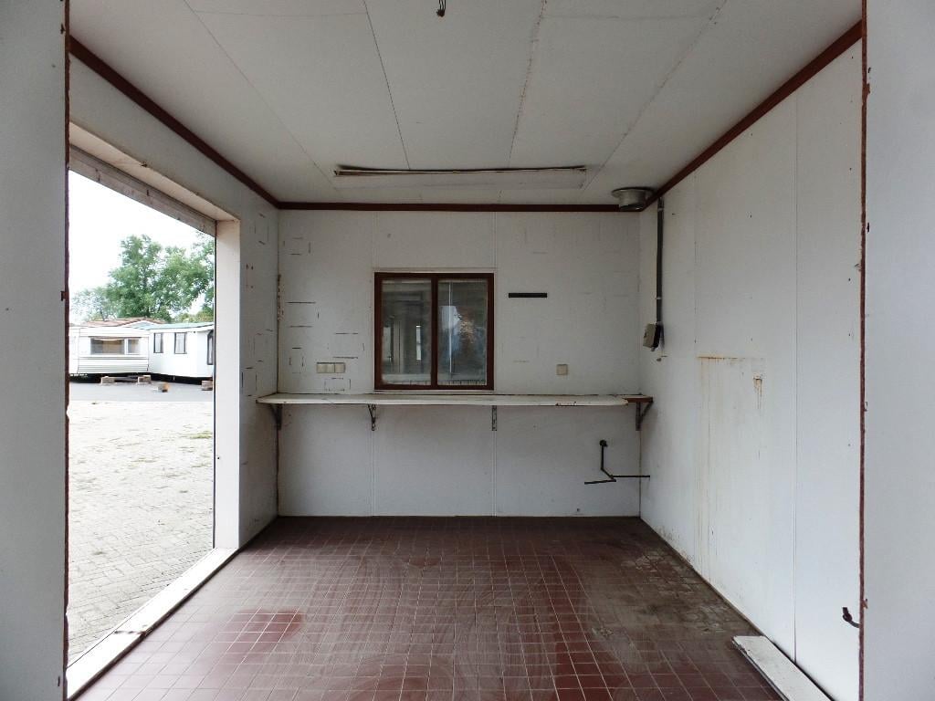 Degelijke unit met sanitair en rolluik geschikt als tijdelijk bijgebouw