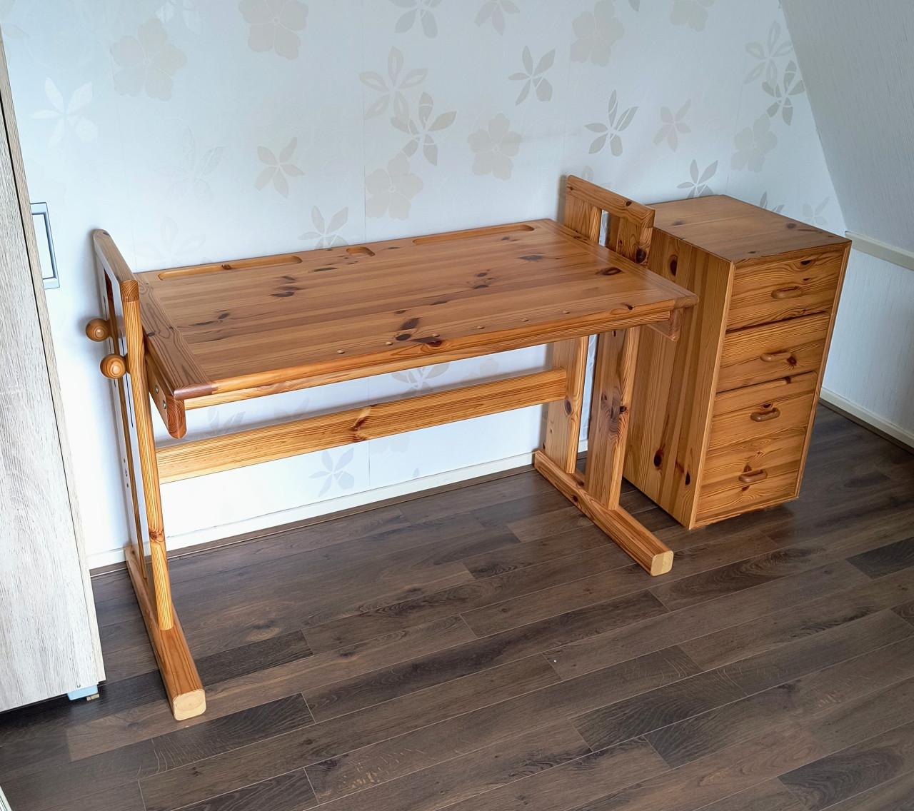 Bureau met ladenkastje