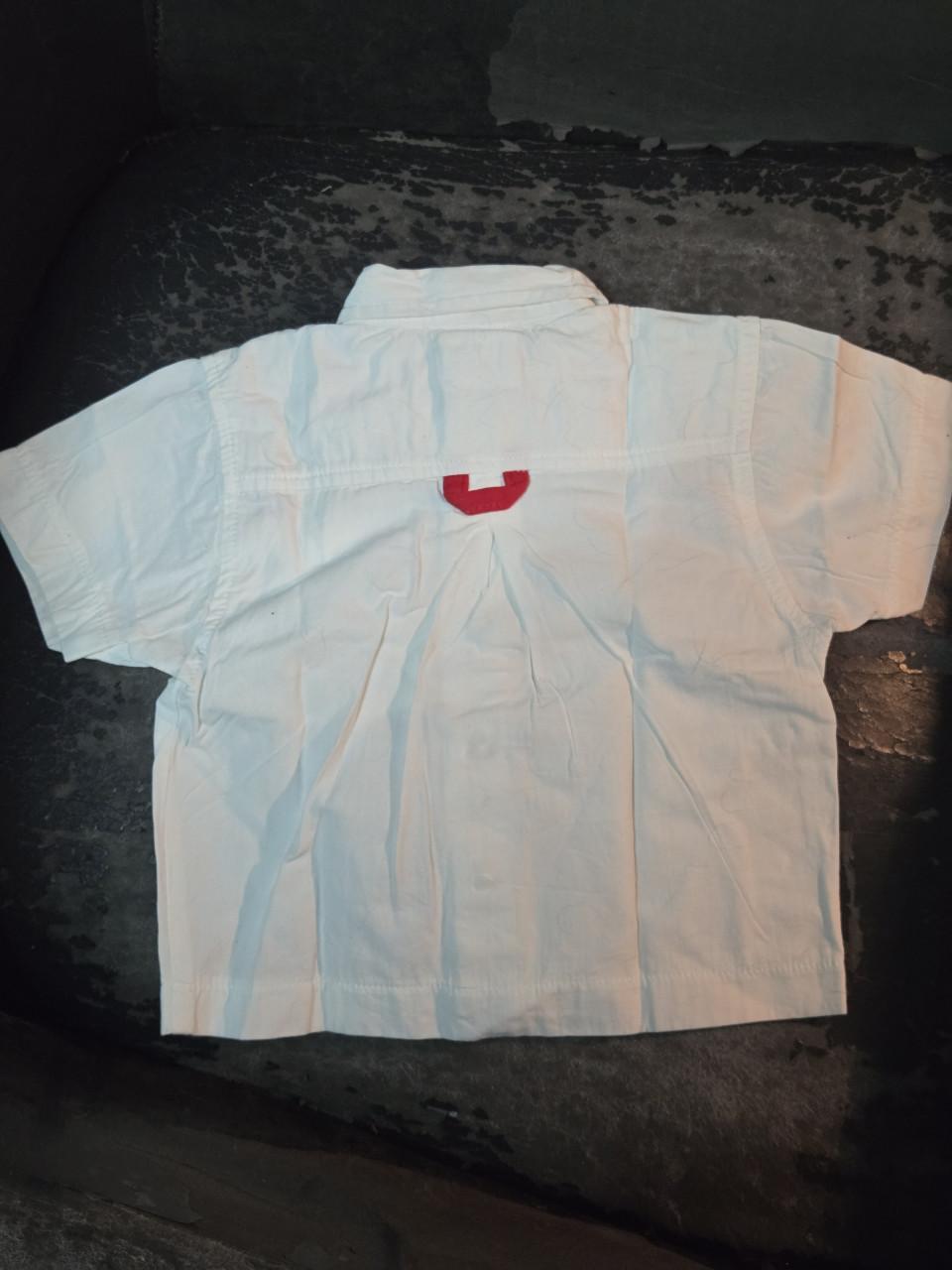 Wit overhemd met drukknopjes. Feetje: maat 62 ZGAN 100%katoen