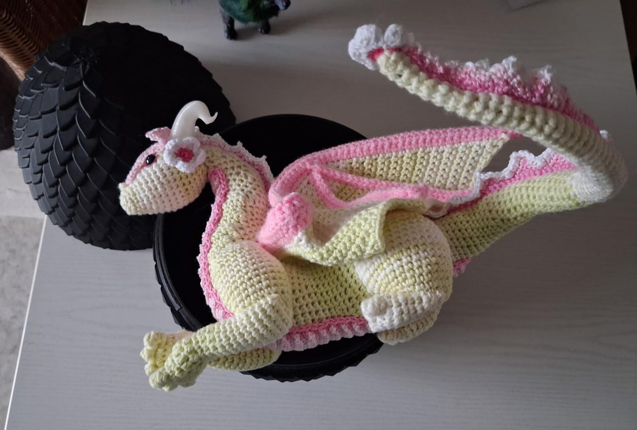 Gehaakte cherry blossom draak met draken ei