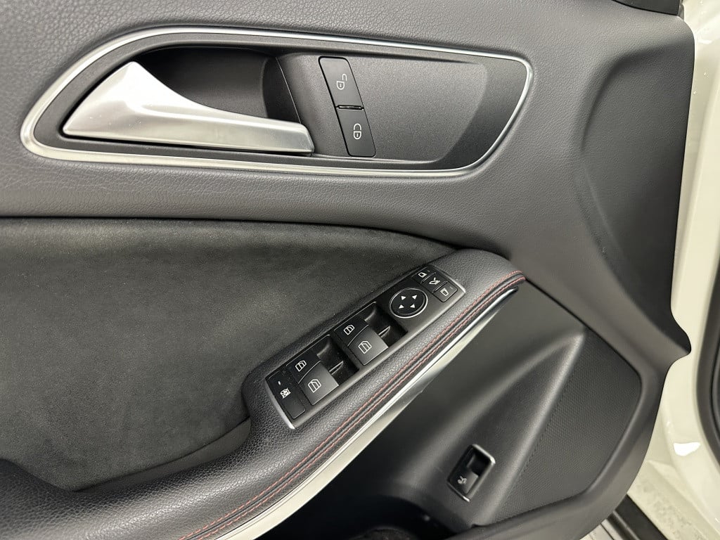 Mercedes-Benz Gla-klasse 200 amg premium | trekhaak | panoramadak | camera 