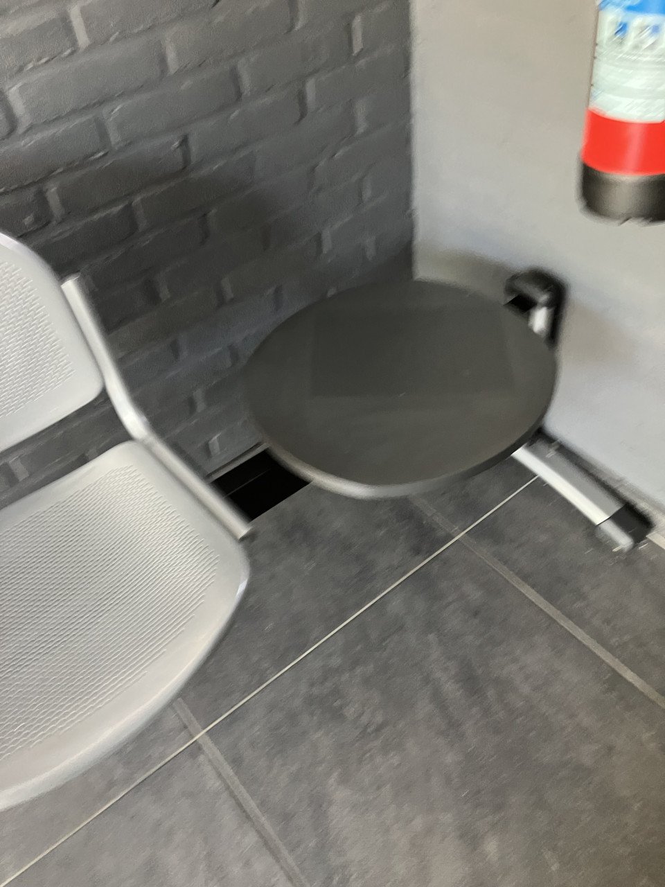 Te koop in zeer goede staat bankje met vast tafeltje