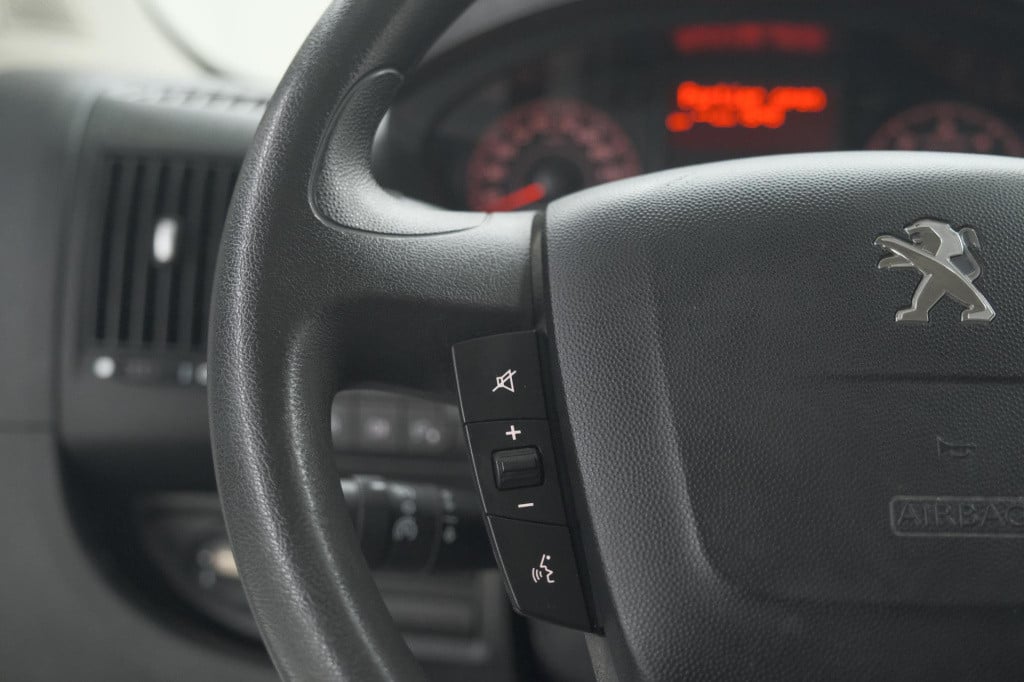 Peugeot Boxer 330 2.2 bluehdi 140 l2h2 premium | navigatie | houtenvloer in