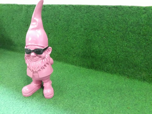 Tuinkabouter met zonnebril in roze kleur gay pride