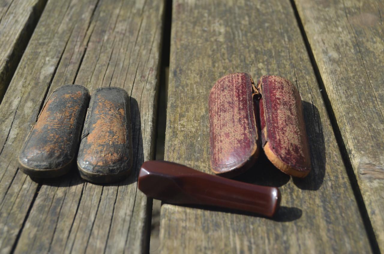 2 Antieke etuitjes voor rookwaar + pijpje