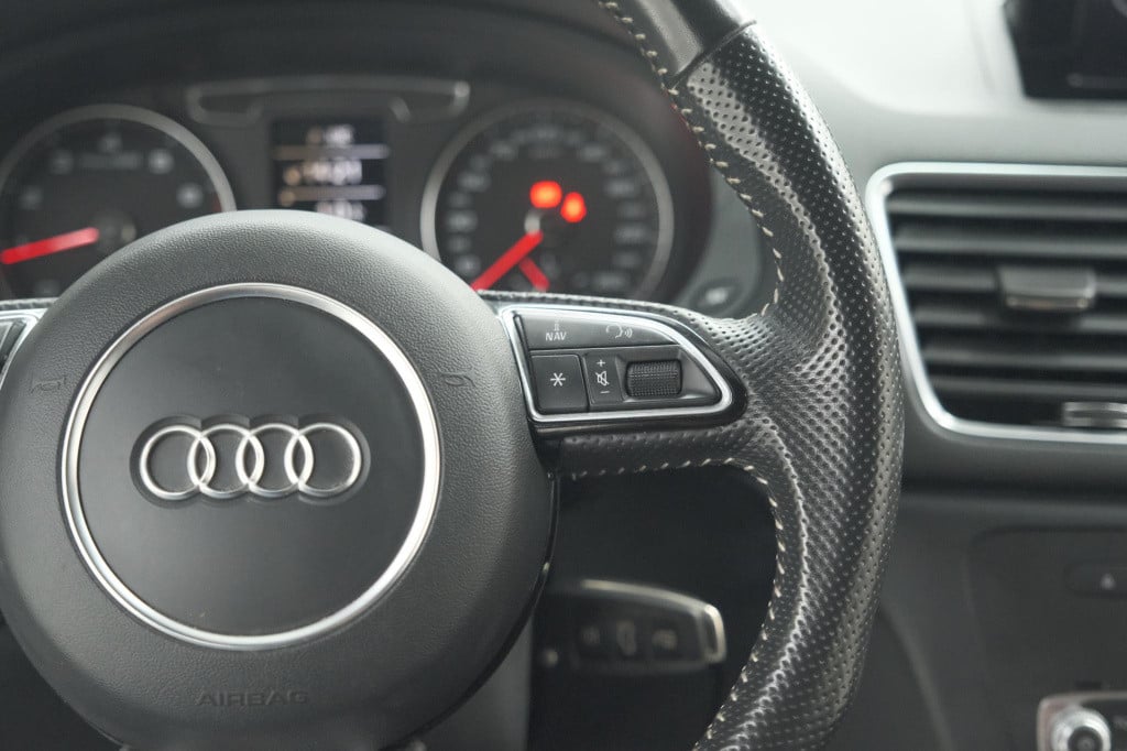 Audi Q3 1.4 tfsi cod sport s line edition | parkeersensoren | navigatie | c