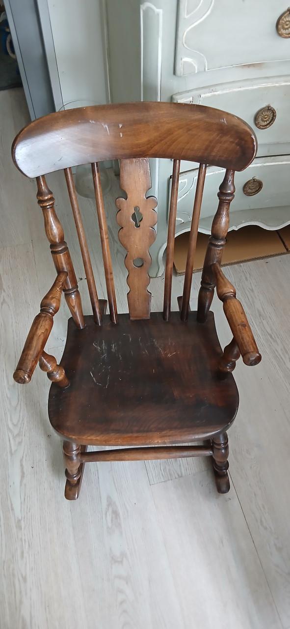 Oude kinderschommelstoel