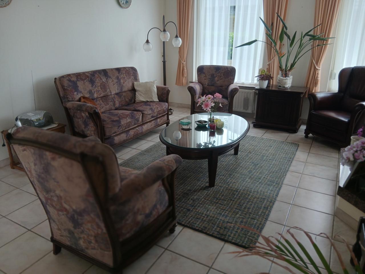 Gratis Bankstel, 3 fauteuils, salontafel, kastje en eventueel vloerkleed