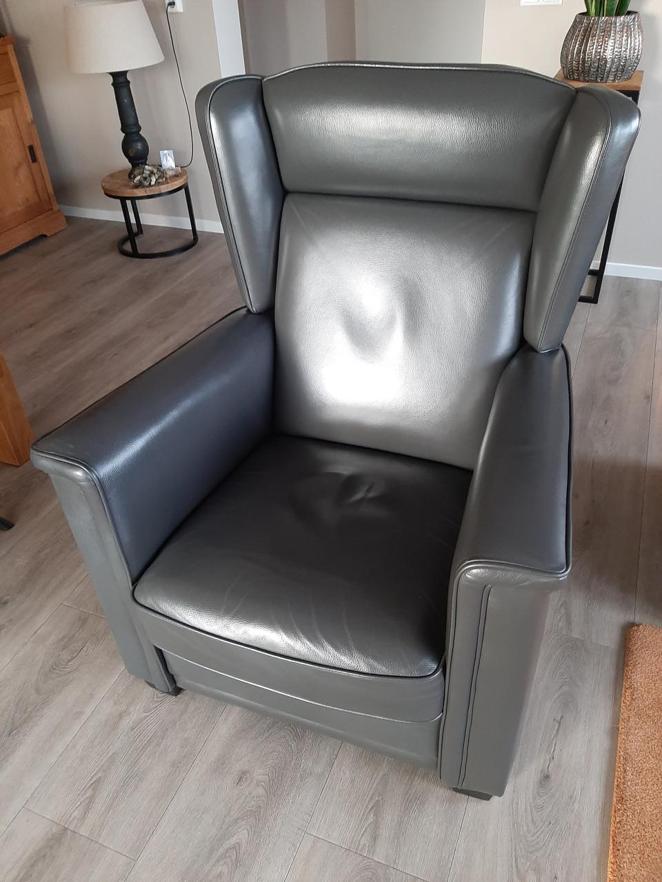 Mooie leren fauteuil. Kleur. Antraciet