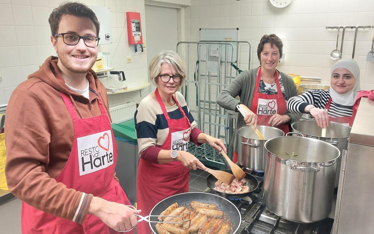 Resto VanHarte zoekt vrijwillig keukenpersoneel en gastvrouwen/heren