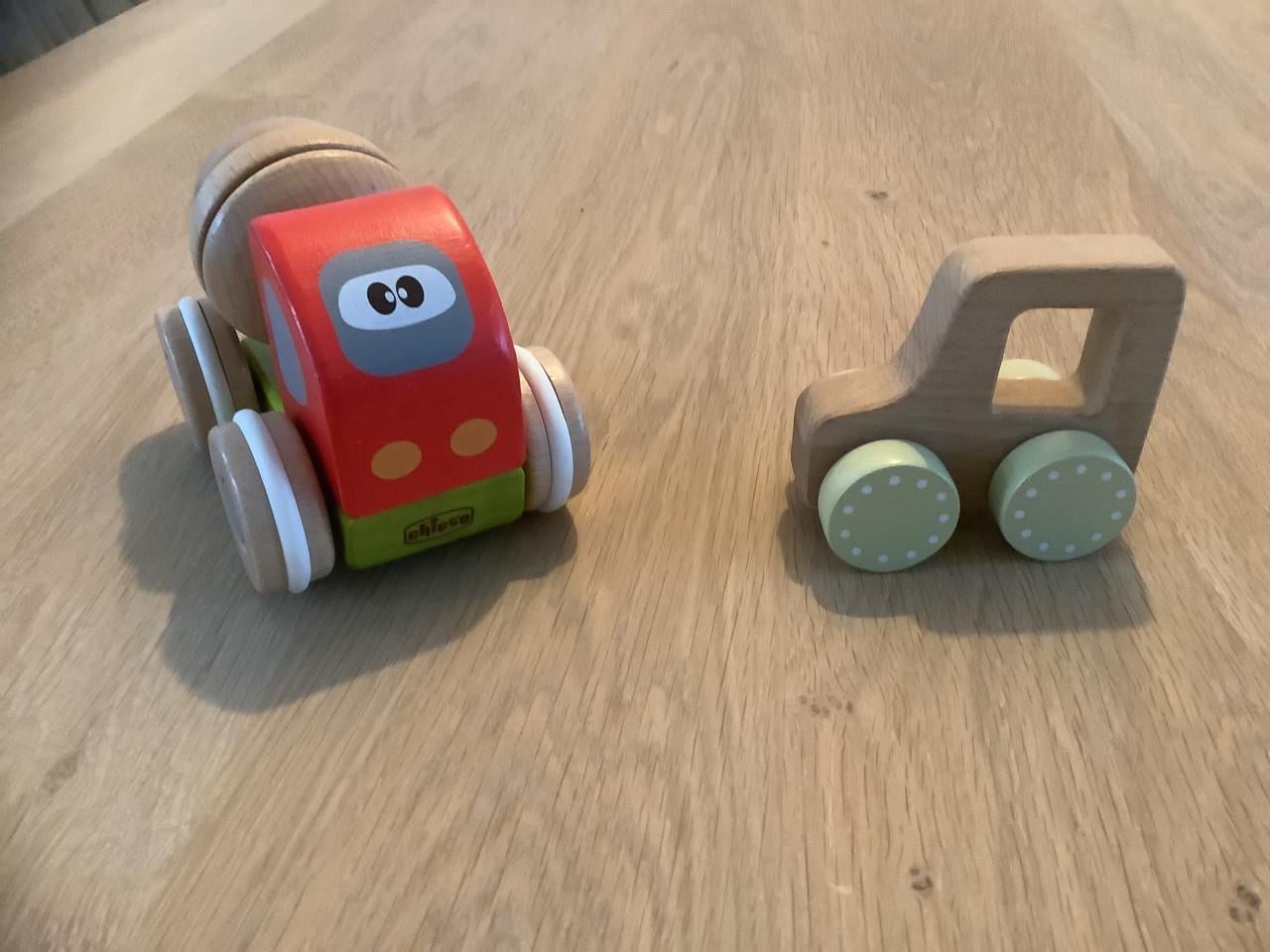 2 houten Auto’s
