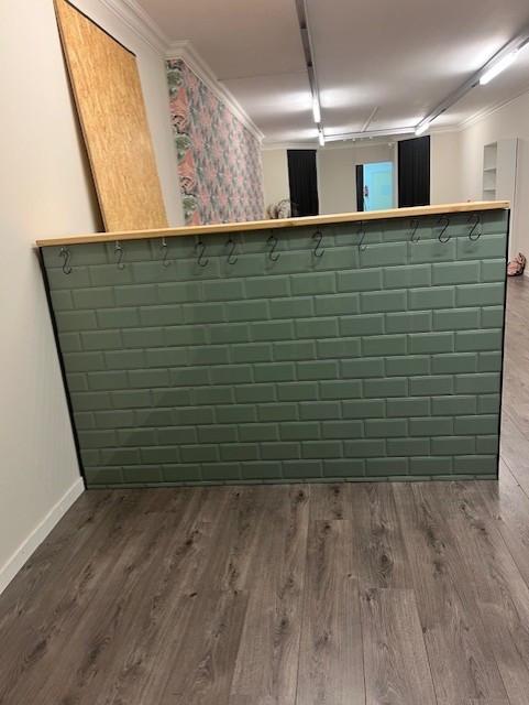 Kasten,  kledingrekken, balie, houten kratten te koop voor kleine prijsjes!