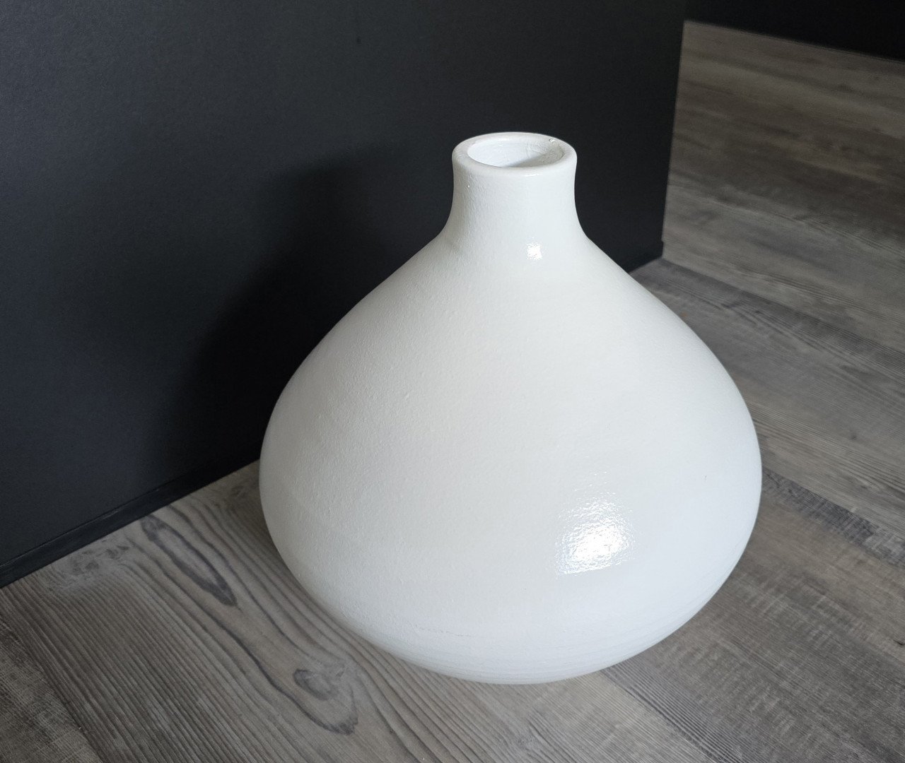 Witte vaas (circa 30 x 30 cm)