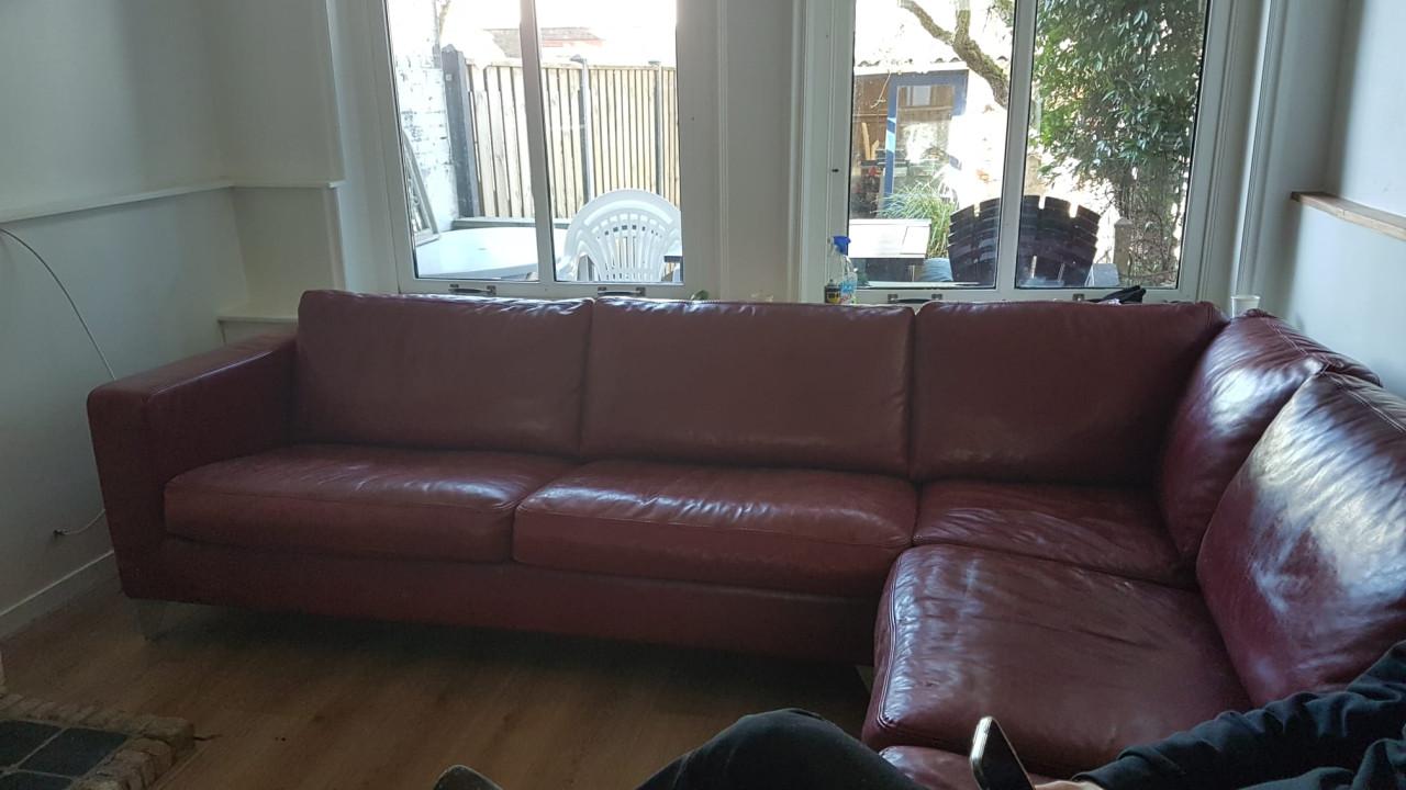 Zeer mooie design hoekbank in bordeauxrood leer