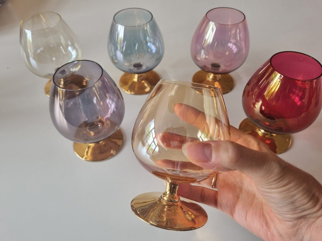 Vintage goud gekleurde cognacglazen wijnglazen