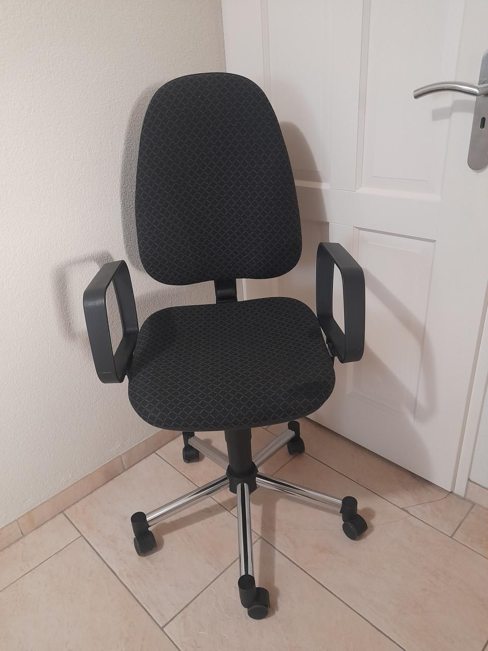 Bureaustoel (in goede staat ) in hoogte verstelbaar!