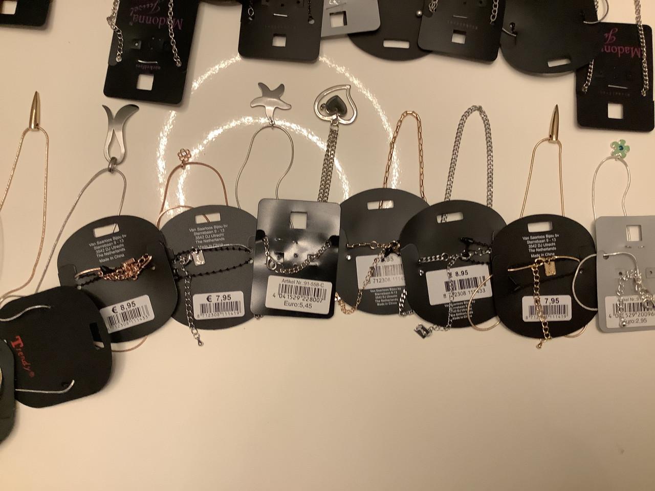 Partij mooie kettingen. ( partij 62)