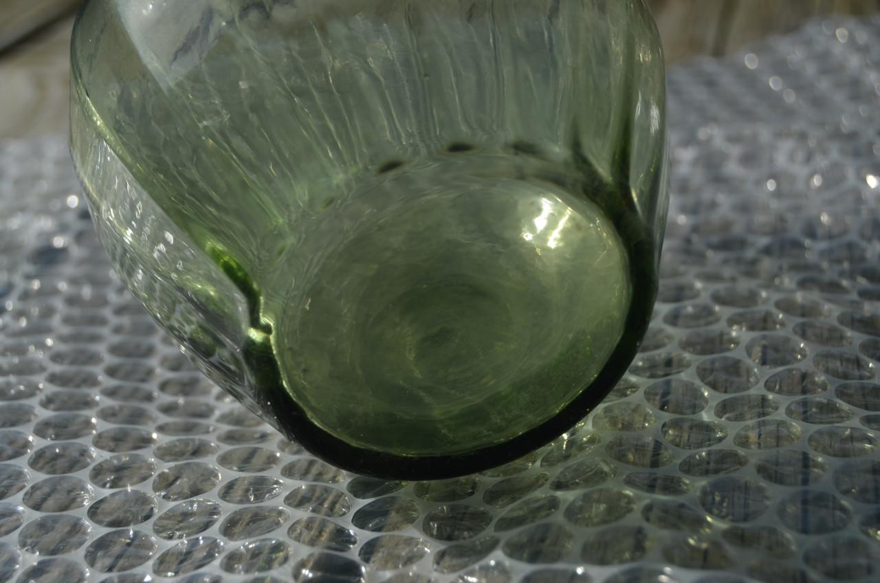 L. groen klein geblazen bolvaasje in goede staat, Copier 1932