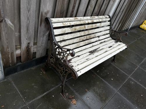 Antieke tuinbank met gietijzeren frame zonder schade 128 cm. Breed