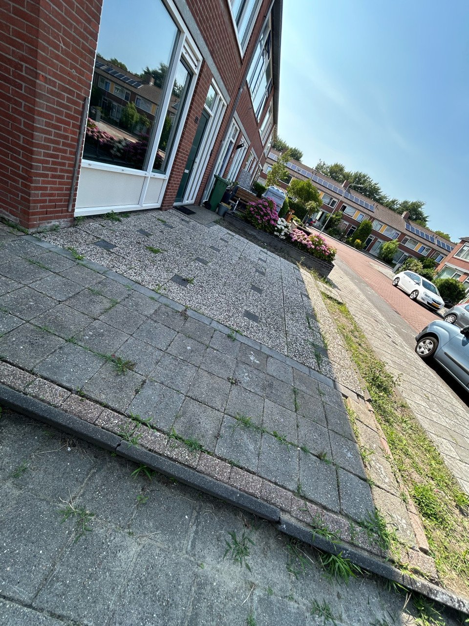Tuin tegels ongeveer 25 m2 gratis op te halen zelf eruit halen.