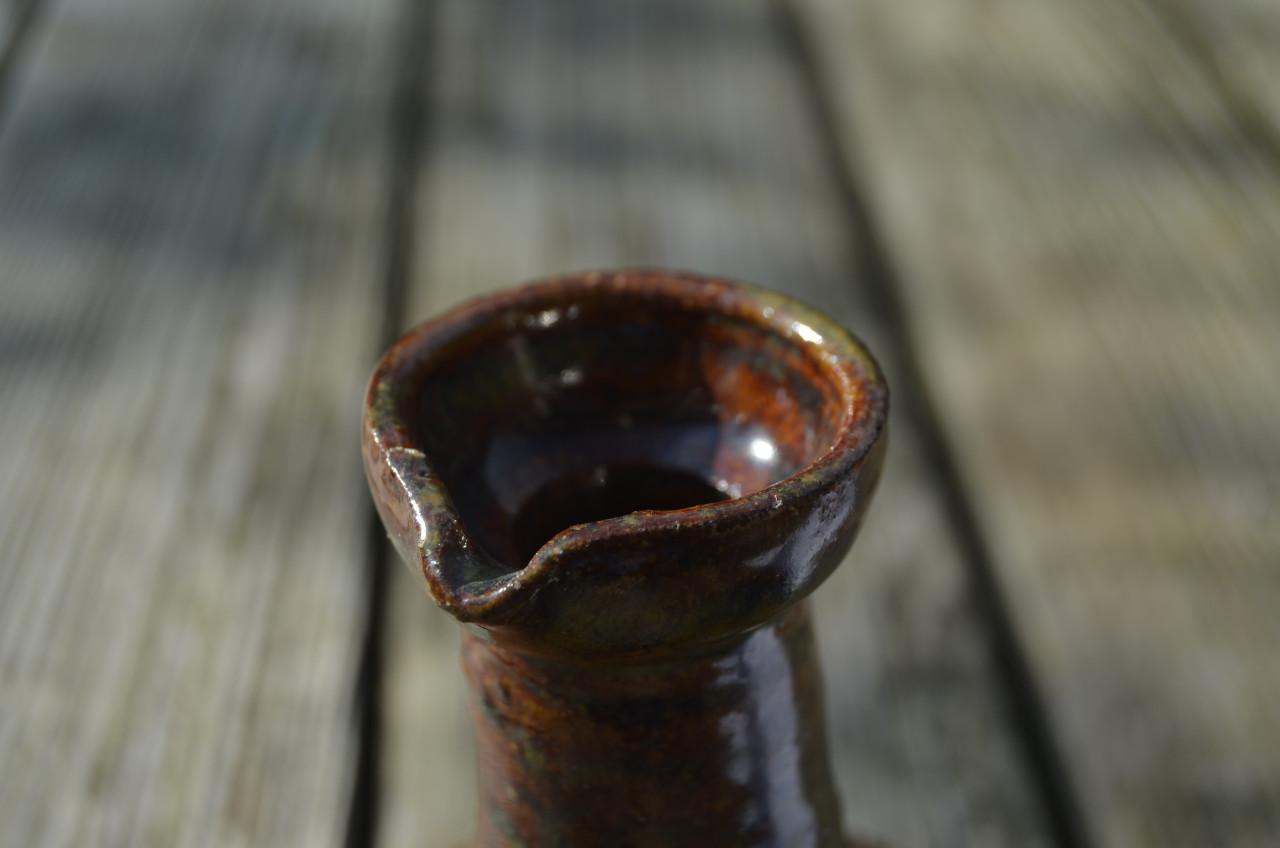 Klein aardewerk schenkflesje verm. 18e/19e eeuws.