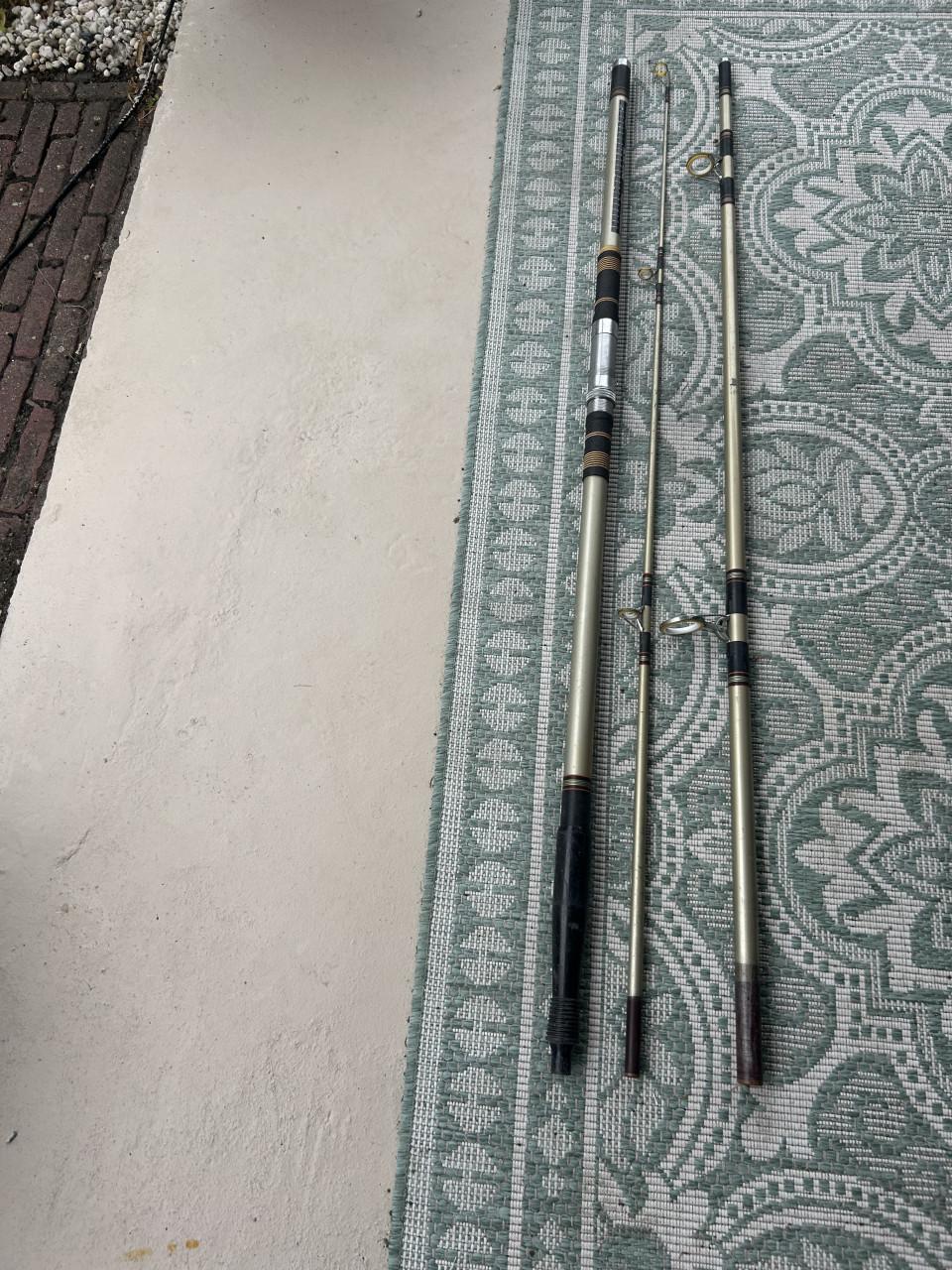 Te koop twee maal wat oudere zeehengels in goed werkende staat