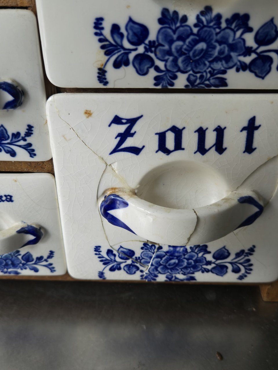 Kruidenkastje Delfs blauw kompleet. 2 van de grote hersteld. Bieden mag