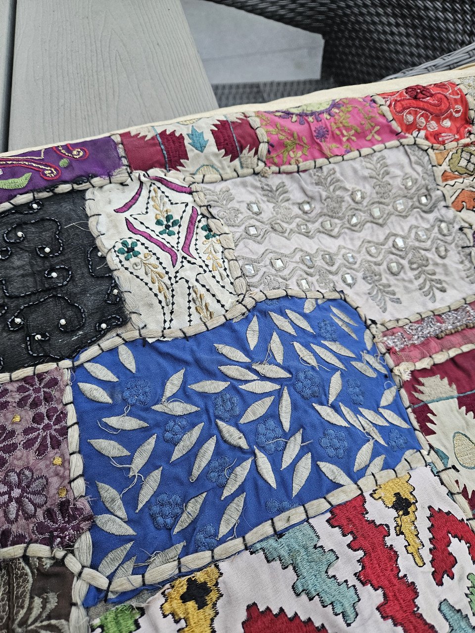 Prachtige heel grote wandtapijt/ patchwork doek jaren 70 India, handgemaakt