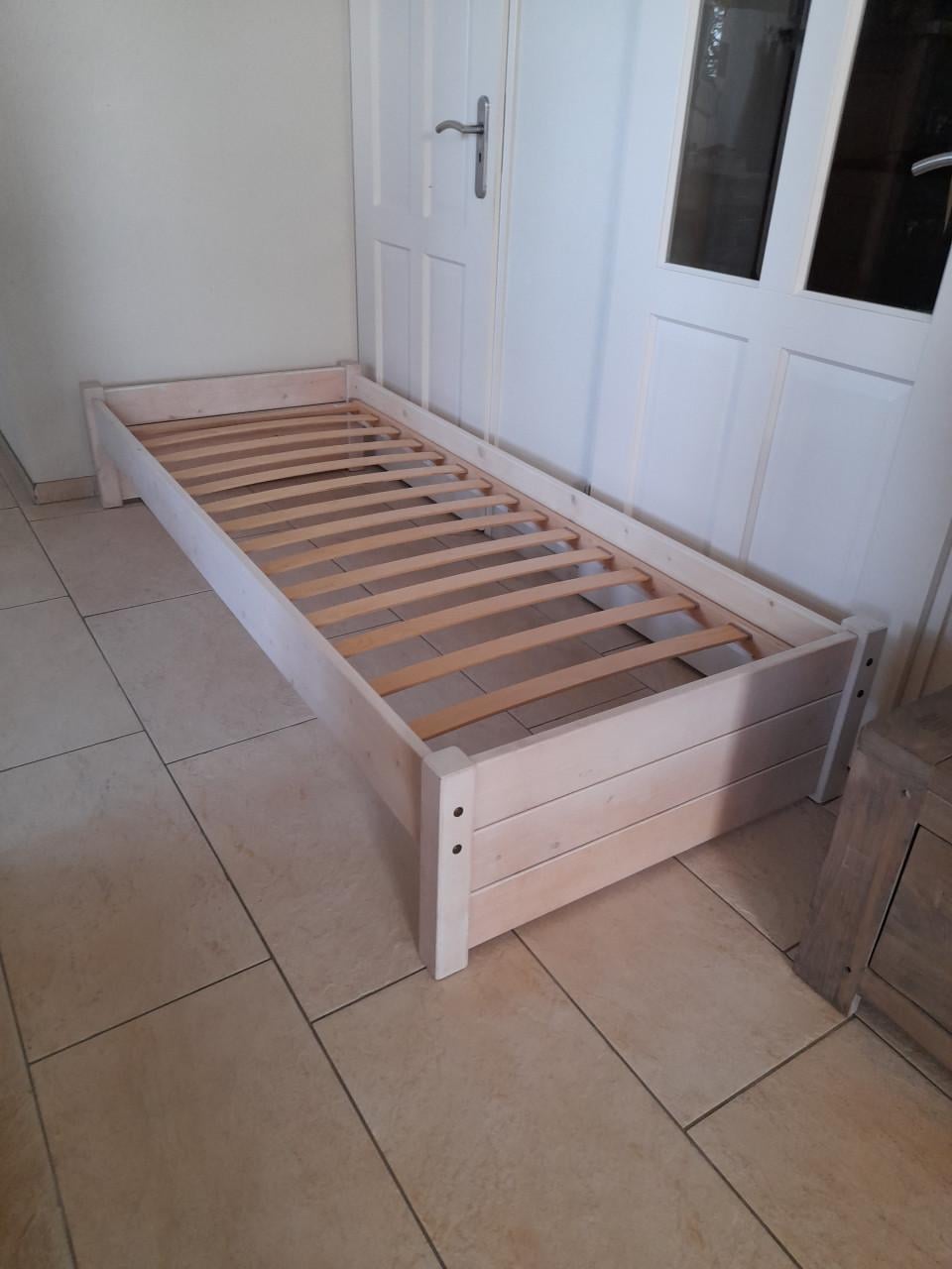 Massief houten 1 persoons bed 90 x 200 ( in goede nette staat )