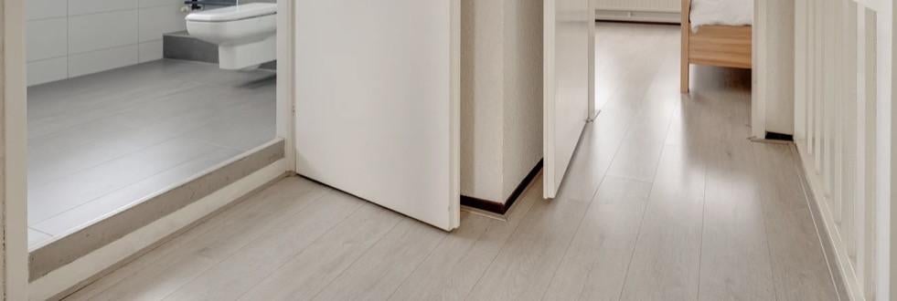 +- 40m2 laminaat lichtgrijs/bruin