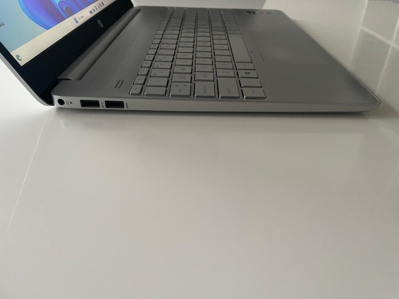 HP 15.6 inch Windows 11 AMD Ryzen 3 SSD Office en een nieuwe sleeve